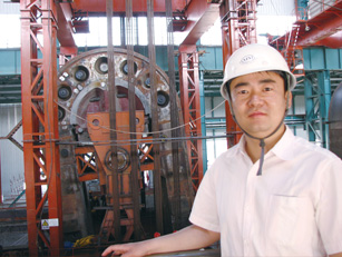 吳任東副教授在3.6萬噸壓機安裝施工現(xiàn)場