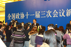 記者競相采訪新聞發(fā)言人趙啟正