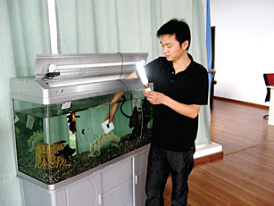 發(fā)明人周剛演示AR防水插座的使用