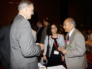 羅克韋爾全球渠道及市場(chǎng)副總裁Bob Eisenbrown與戴汝為院士(右)親切交談