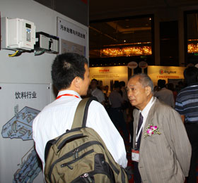 戴汝為院士在展廳聽(tīng)取產(chǎn)品介紹