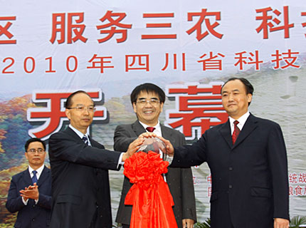 科技部副部長張來武（中）、四川省副省長李成云（左）、巴中市市委書記李仲彬共同啟動科技列車巴中行活動