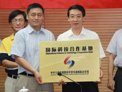 科技部國(guó)際合作司司長(zhǎng)靳曉明（左）為海淀園授牌、海淀園常務(wù)副主任王際祥（右）代表海淀園管委會(huì)接牌