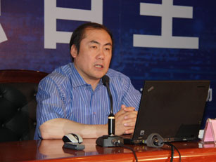 中國(guó)科協(xié)書記處書記、中國(guó)知識(shí)產(chǎn)權(quán)研究會(huì)副會(huì)長(zhǎng)張勤教授作專場(chǎng)報(bào)告