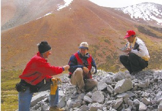   2005年陳衍景(右一)與國外專家一起考察驅(qū)龍銅礦