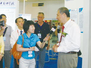 田力普局長現(xiàn)場接受山東衛(wèi)視采訪