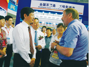 山東省副省長李兆前與參展的國外專家親切交談