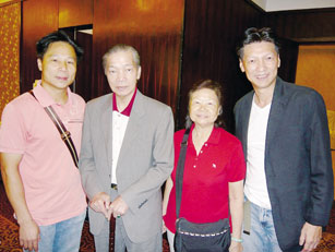 李文球（左一）與師公崔廣源及師傅陳錦輝合影