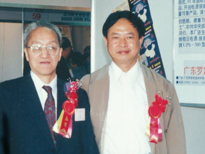 宋堅華(右)和兩彈元勛楊嘉墀院士合影