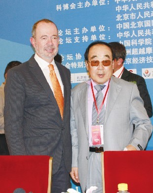 高樹森（右）在第十三屆科博會上與國外專家合影