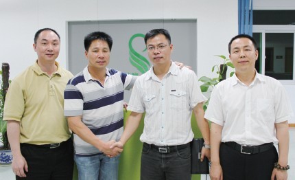 本刊記者（右一）與志能（華昇）領(lǐng)導(dǎo)班子合影