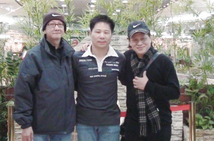 李文球（中）與國(guó)際武打明星梁小龍及友人在一起