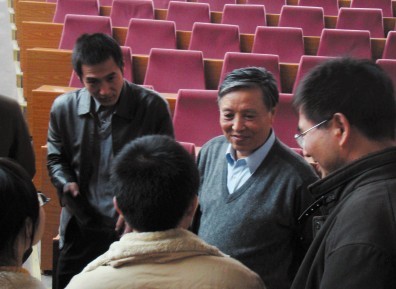 賀賢土在解答學(xué)生的問題