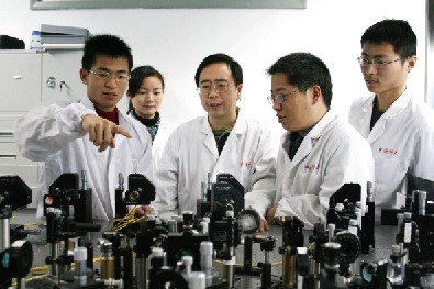 潘建偉在指導(dǎo)學(xué)生