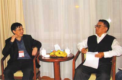 本刊總編輯劉人懷院士與顧院士(右)親切交談