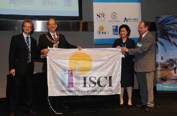 吳翠云市長接過世界太陽能大會(huì)會(huì)旗