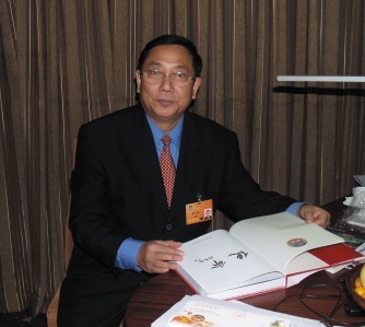 童石軍委員在閱讀大會文件《使命》   攝影/韓躍清