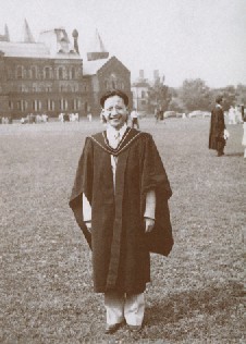 1942年夏在多倫多大學博士畢業(yè)典禮后留影