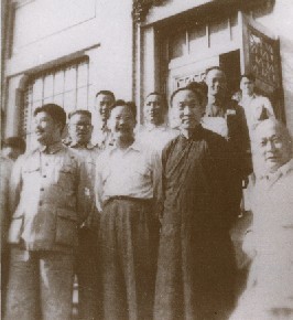 1949年10月陳毅同志（右一）、賀龍同志（左一）視察清華大學，錢偉長作陪