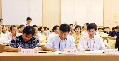 在第二屆中國博士后人才與科技項目浙江洽談會上，董事長虞文品與浙江大學(xué)簽訂了聯(lián)合招收培養(yǎng)博士后研究人員協(xié)議書 