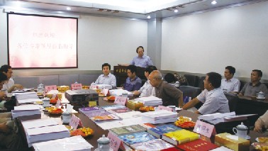 楊炳儒教授向鑒定委員會(huì)介紹課題情況