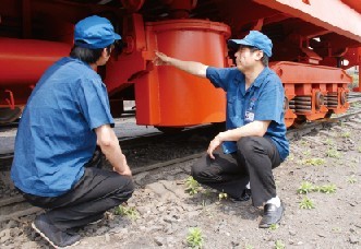 許秀峰與同事在工作現(xiàn)場(chǎng)