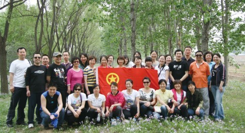 汪德清教授(右三)與輸血科成員一起踏青