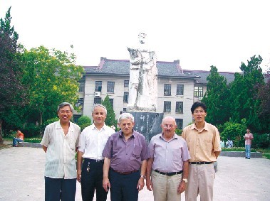 張自立（左二）與以色列專家在一起