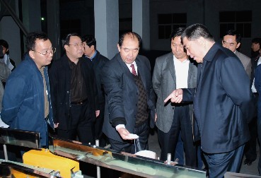 河南省省長(zhǎng)李成玉來公司視察