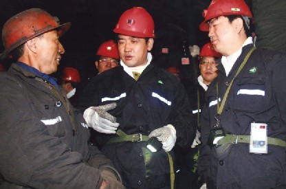 同煤集團(tuán)董事長(zhǎng)、黨委書記吳永平（中）在雁崖礦井下與工人親切交談