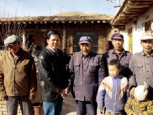 任玉奇（左二）代表深入農(nóng)村調(diào)研