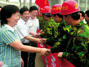 趙素萍市長(zhǎng)為首批援建工作隊(duì)送行