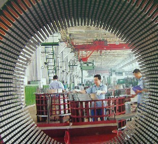 依托技術(shù)創(chuàng)新，湘潭電機集團保持了國內(nèi)牽引技術(shù)的領(lǐng)先地位。圖為電機生產(chǎn)車間。