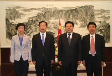 張澤忠(右)與中央直屬機(jī)關(guān)管理局及國(guó)務(wù)院機(jī)關(guān)事務(wù)管理局領(lǐng)導(dǎo)合影