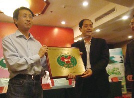 副處長(zhǎng)劉紅春向四川省質(zhì)監(jiān)局授牌