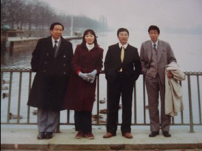 留學(xué)德國(guó)(左一為李德仁)