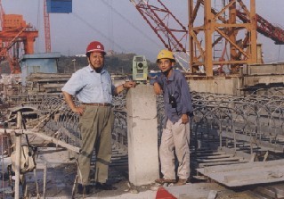 2002年10月李院士(左一)在三峽工地