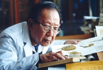 1984年，在標(biāo)本室鑒定植物