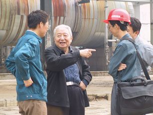 本刊編委會副主任閔恩澤院士（中）視察化纖