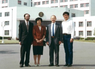 與中外專家合影