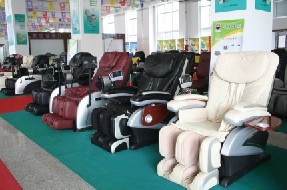 公司自主開發(fā)生產(chǎn)的“榮康”牌保健按摩椅