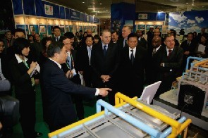 羅格、劉淇、王岐山、周生賢等參觀“綠色奧運(yùn)”成果展神霧公司展臺(tái)