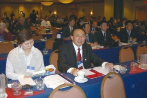 在美國參加學(xué)術(shù)交流會(huì)議