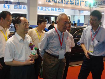 原機(jī)械工業(yè)部部長包敘定在常隆客車展臺參觀并聽取企業(yè)發(fā)展情況介紹