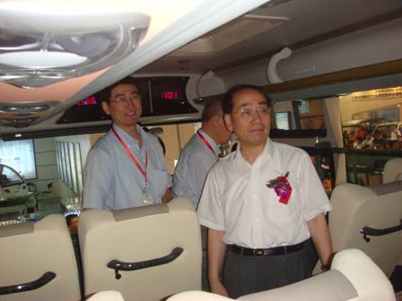 包敘定登上常隆純電動客車參觀，仔細(xì)詢問常隆新能源客車開發(fā)情況