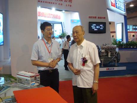 圖為中國工程院院士、我國電動汽車“十二五規(guī)劃”起草之一楊裕生教授參觀常隆展廳