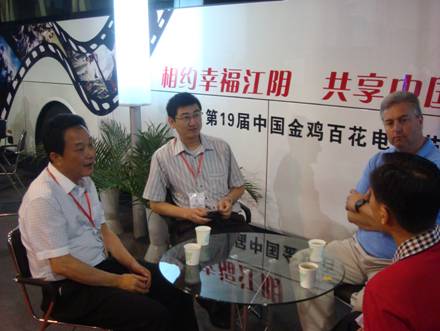 圖為外國客商在展場與常隆客車洽談合作事宜