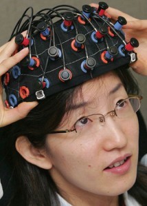 研究人員Akiko Obatasuo所戴的監(jiān)測大腦血液流動變化的頭帶外部