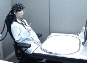 研究人員Akiko Obatasuo在通過思考讓玩具列車行駛