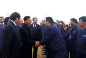 湖南湘潭產(chǎn)品下線(李書福與員工親切交流)